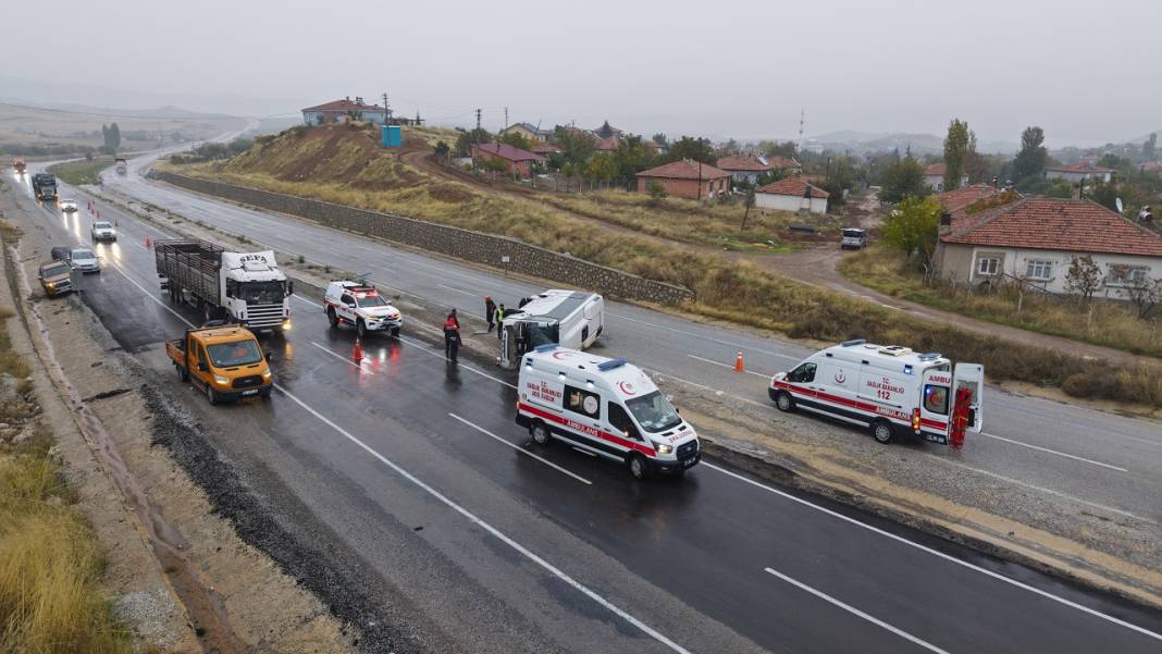 Konya-Kırıkkale yolunda işçi servisi devrildi: 15 yaralı var 3
